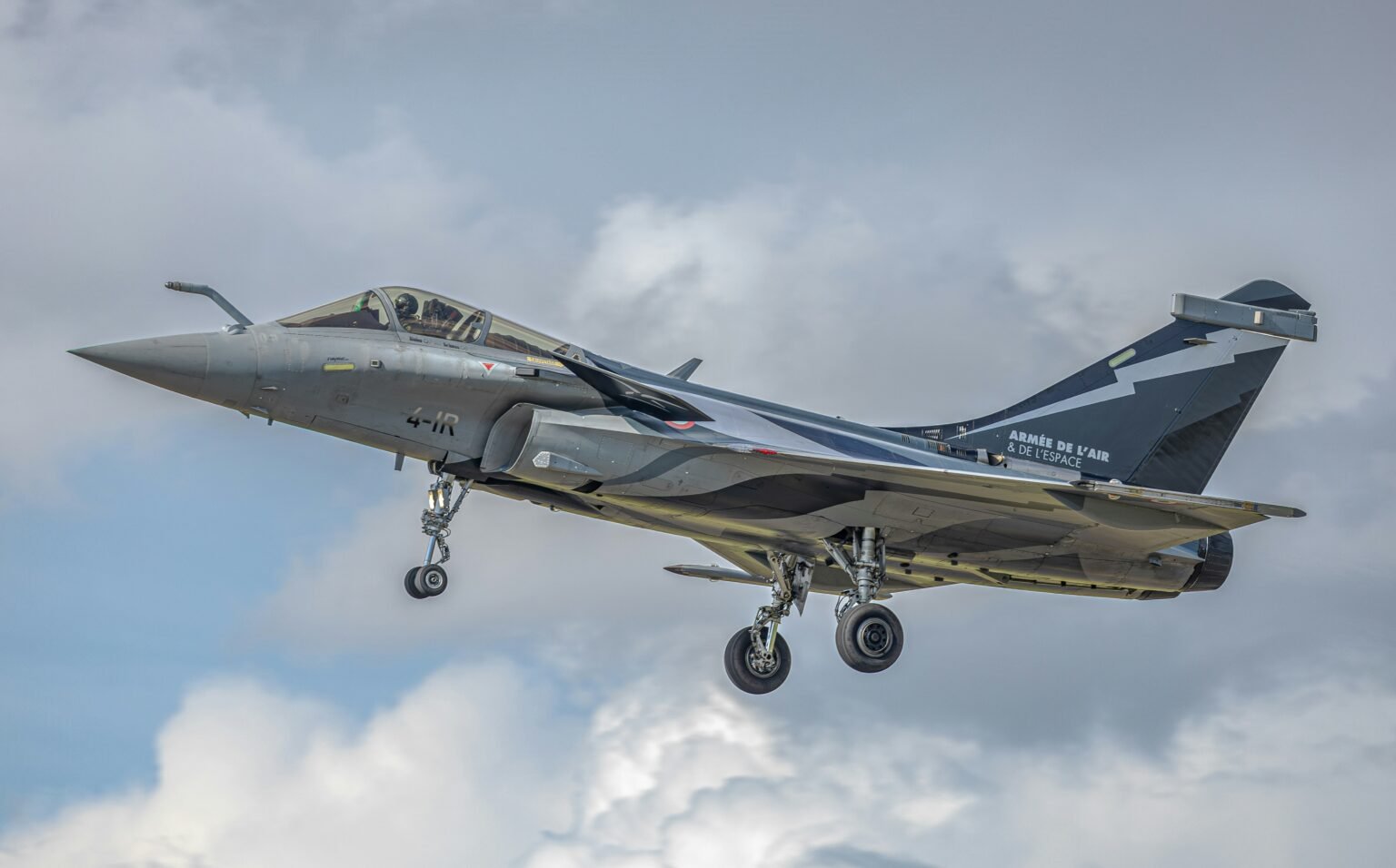 Un Rafale tirant un MICA NG en plein vol