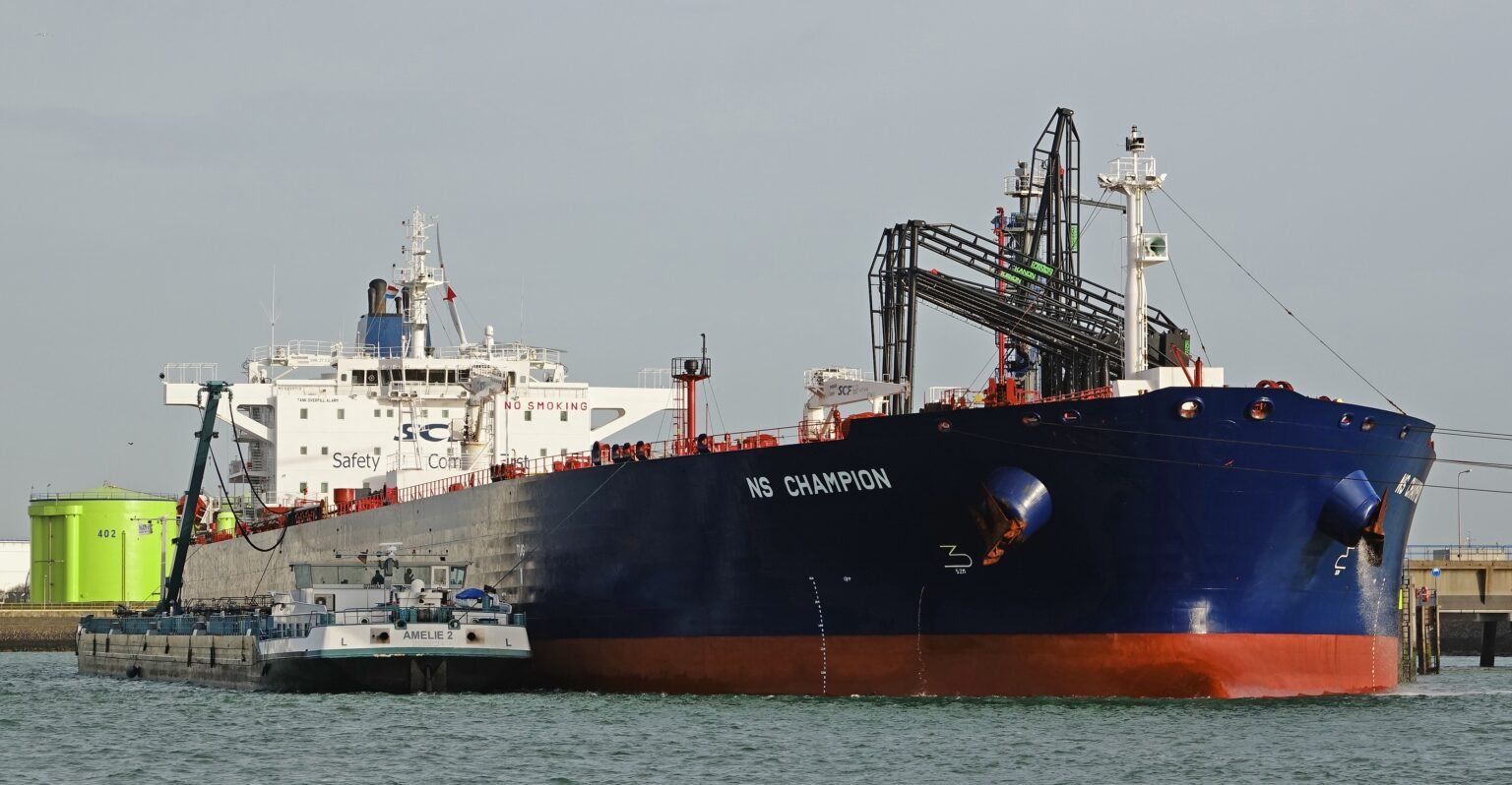 La marine française intercepte un pétrolier russe suspect dans l’Atlantique Commandos français sur le pont du pétrolier russe intercepté