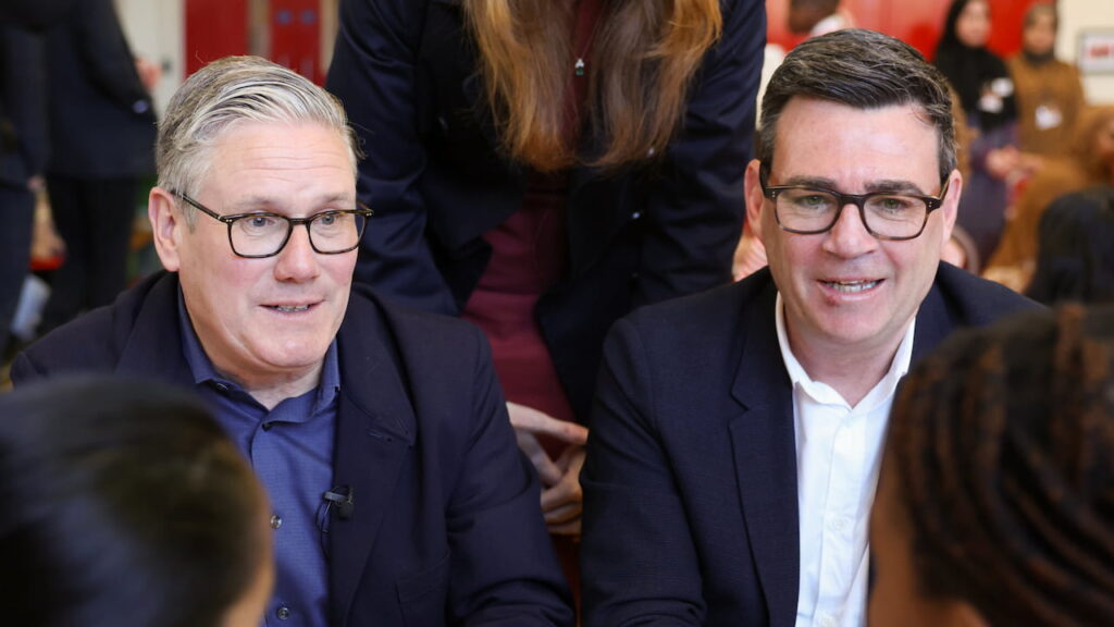 Keir Starmer saluant les dirigeants européens