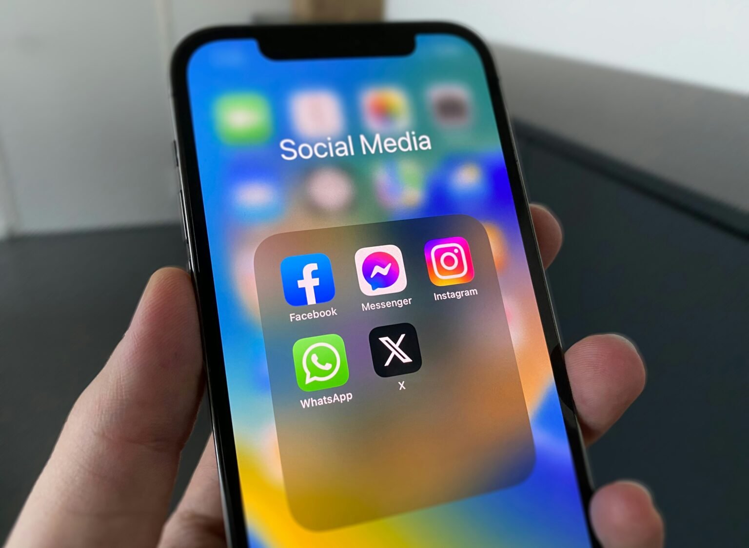 Smartphones affichant des applications de réseaux sociaux avec un filtre de protection parentale.