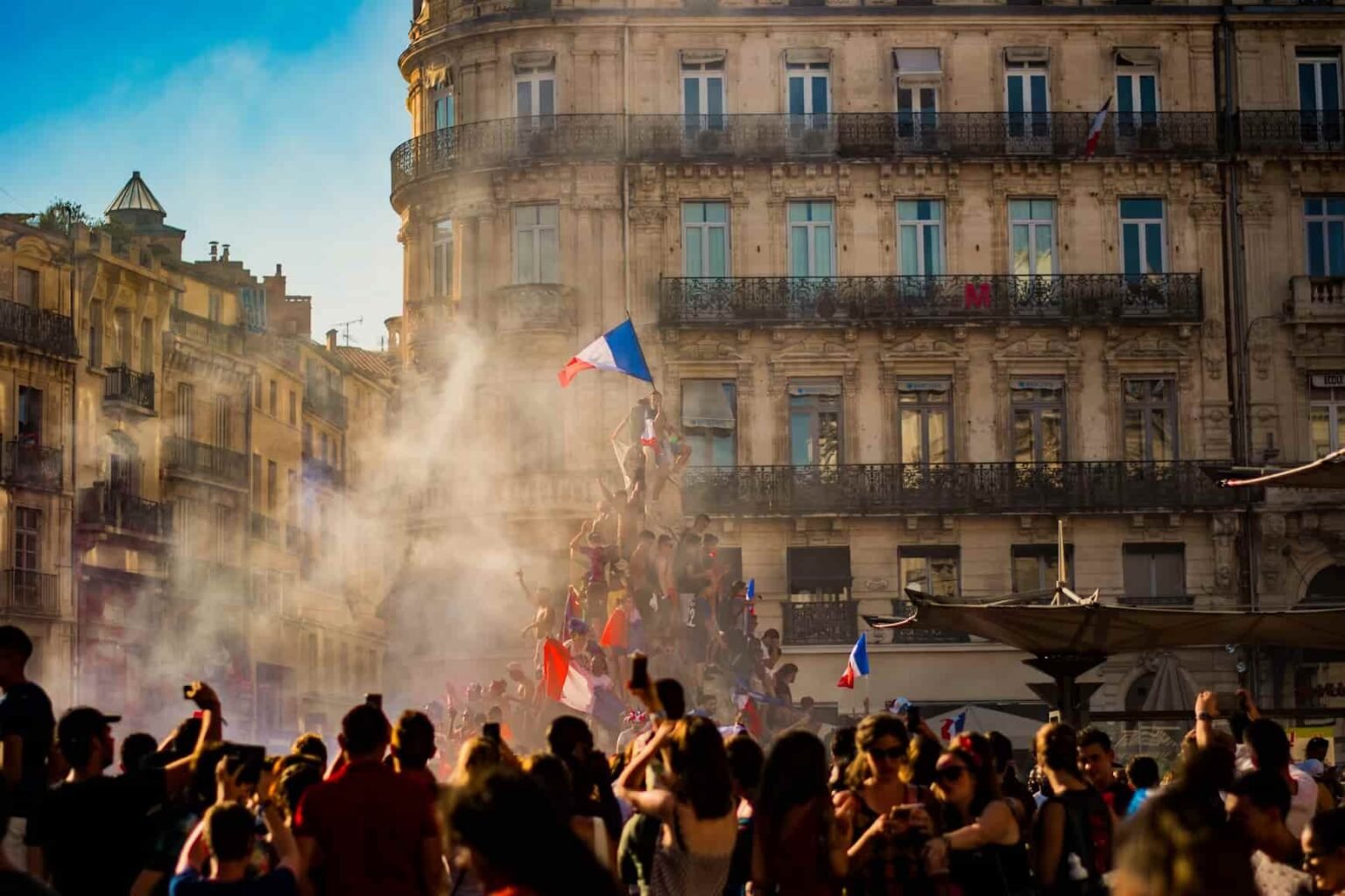 La canicule en Europe fait plus de 1 300 morts et l’Allemagne atteint 41,7 °C Thermomètre montrant la canicule en Europe
