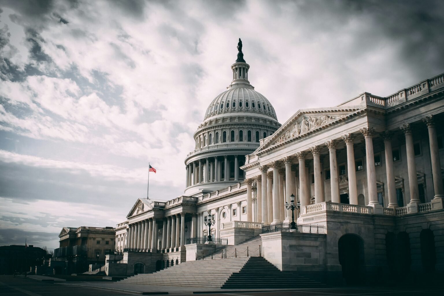 Île de Kharg : Les États-Unis évaluent un blocus et une frappe possible Washington 2026 Capitole Washington sanctions Russie vote