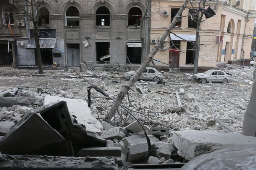 Immeuble résidentiel touché par les bombardements en Ukraine