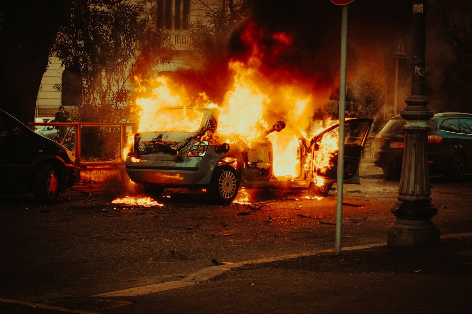 Tesla incendiée lors de la manifestation anti-G7