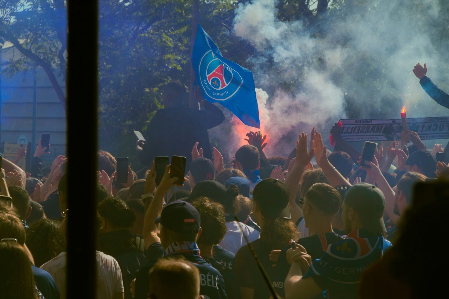 Près de 900 personnes arrêtées en France suite aux émeutes qui ont suivi la victoire du PSG Des milliers de supporters fêtent le titre historique du PSG