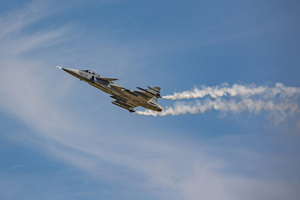 Chasseur Gripen suédois en phase de décollage