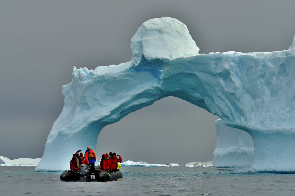 Un igloo flottant quitte la France pour une longue mission scientifique en Arctique Igloo flottant quittant la France