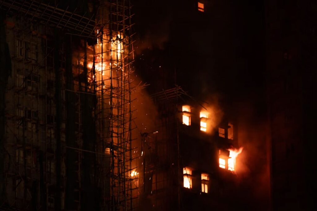 Frappe russe à Kiev : 10 morts et 100 blessés lors d’un événement de la défense Secouristes après frappe russe Ukraine région Kyiv