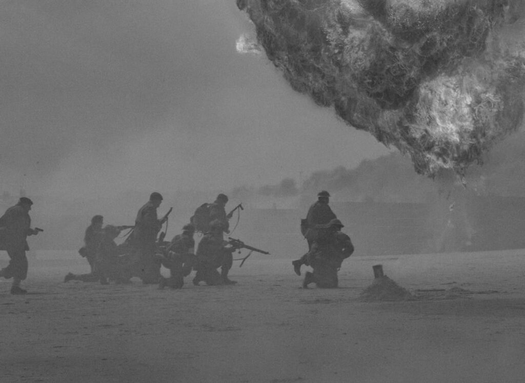 Les plages du Débarquement de Normandie entrent au patrimoine mondial de l’UNESCO Vue aérienne d'Omaha Beach avec plages du Débarquement UNESCO au lever du soleil