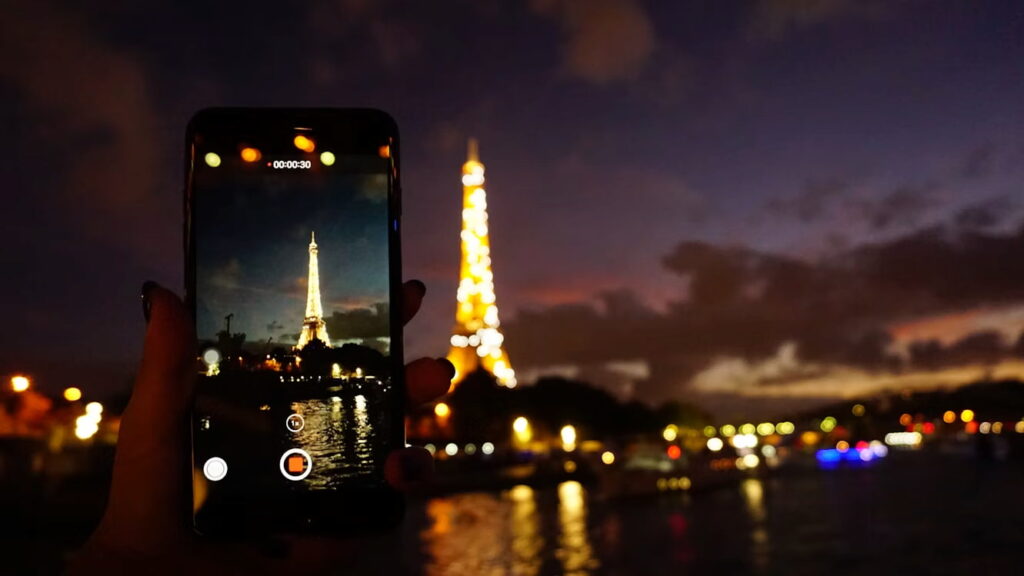 La tour Eiffel s’illumine pour célébrer le 250e anniversaire des États-Unis Tour Eiffel 250 ans des États-Unis