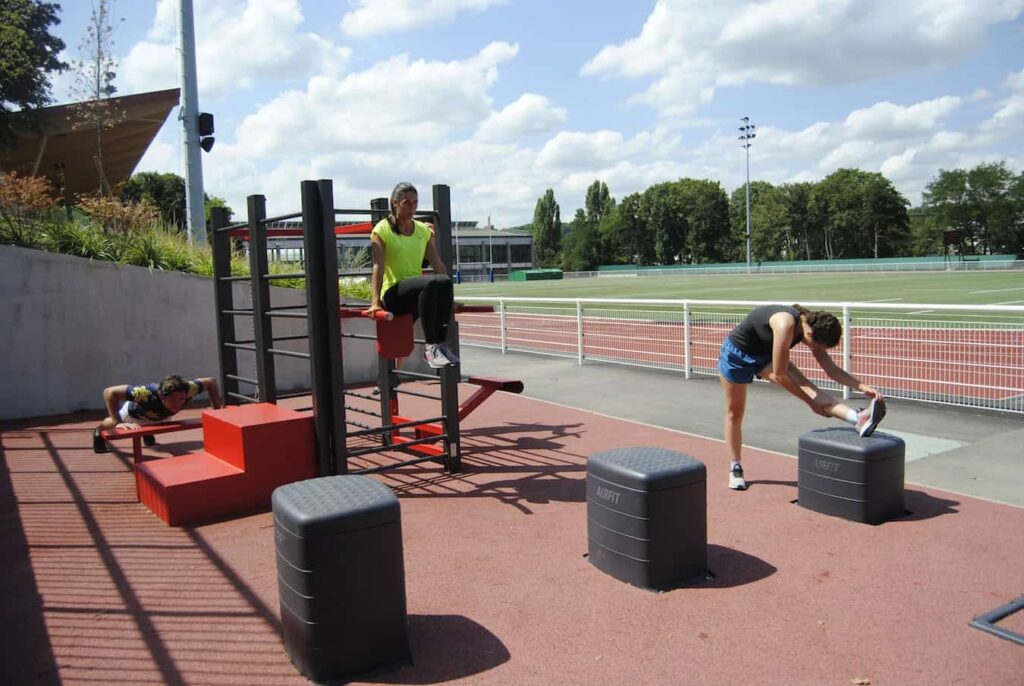 Un nombre croissant de jeunes en France se tournent vers la culture fitness Jeunes pratiquant la culture fitness en salle