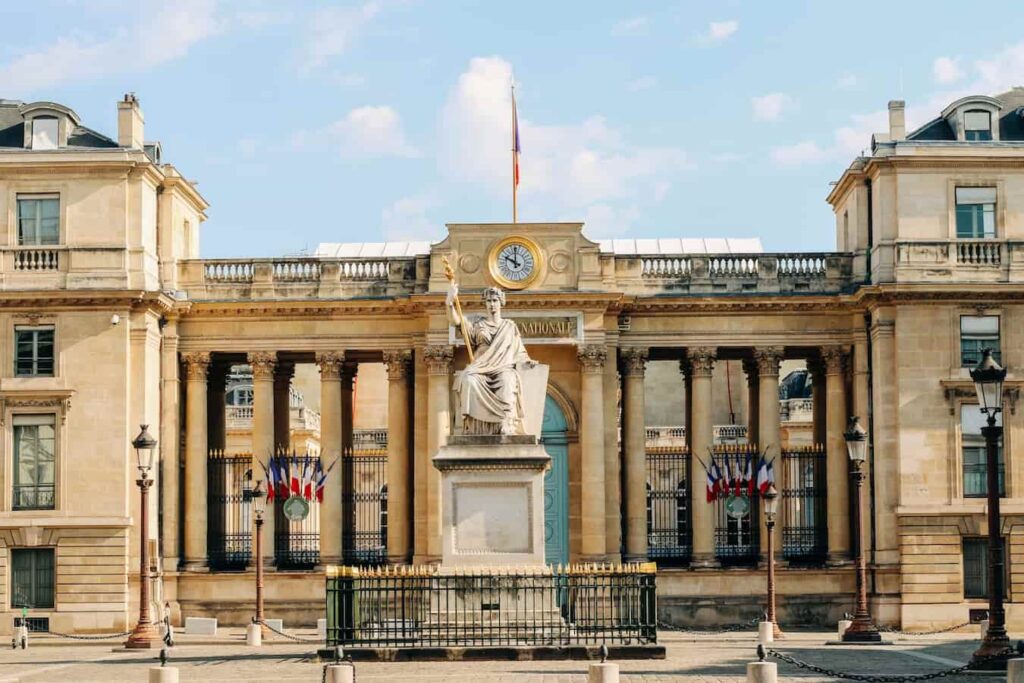 Assemblée nationale approuve pesticides interdits malgré l’opposition écologiste Hémicycle de l'Assemblée nationale française pendant le débat sur la loi agricole d'urgence autorisant les pesticides