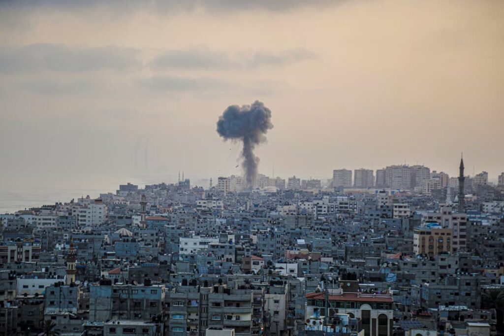 Une famille de six personnes tuée dans une frappe aérienne israélienne à Gaza Frappe aérienne à Gaza et intervention des secours