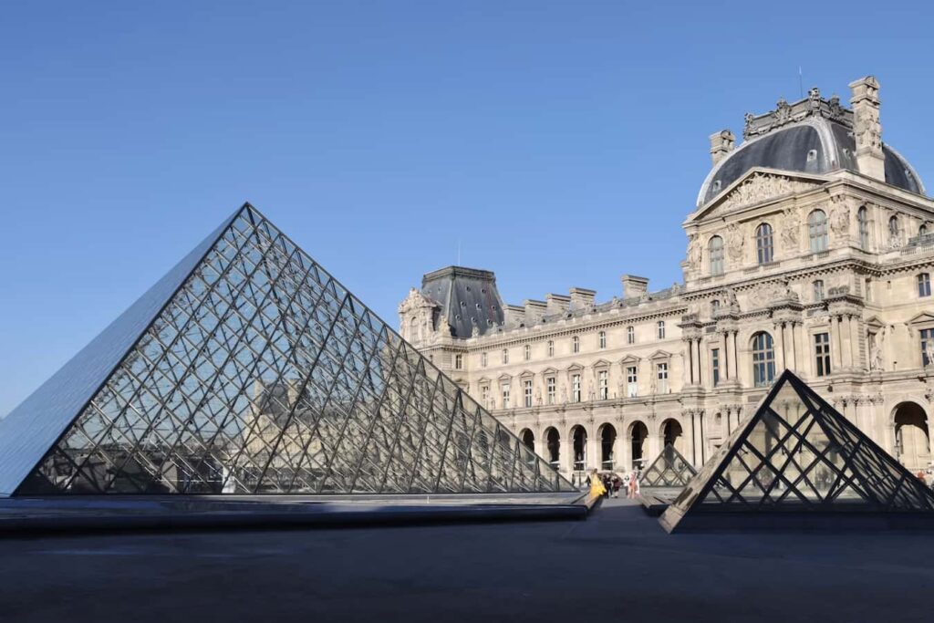 Face à la vague de chaleur le musée du Louvre fermera ses portes plus tôt Entrée du musée du Louvre en période de canicule