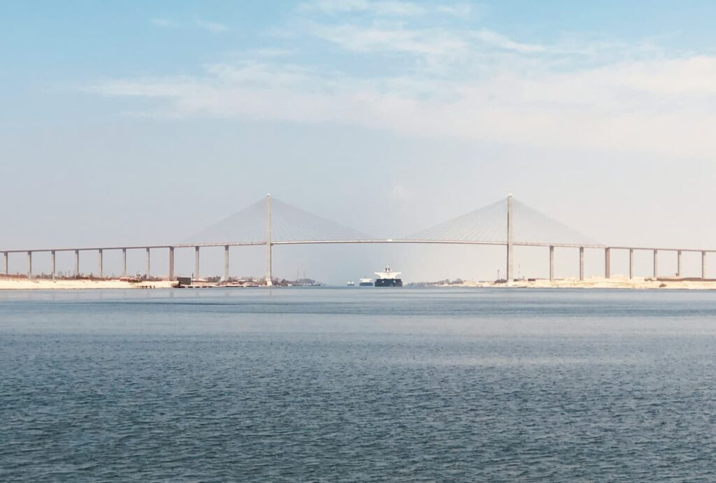 Les raffineurs asiatiques choisissent le canal de Suez pour le pétrole saoudien Un pétrolier naviguant dans le canal de Suez lors du transport de brut