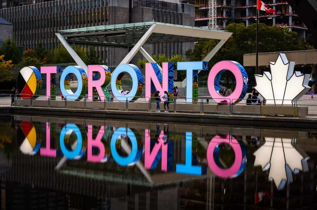 Coups de feu au consulat US à Toronto pour la deuxième fois, aucun blessé signalé Façade du consulat US à Toronto bouclée après coup de feu