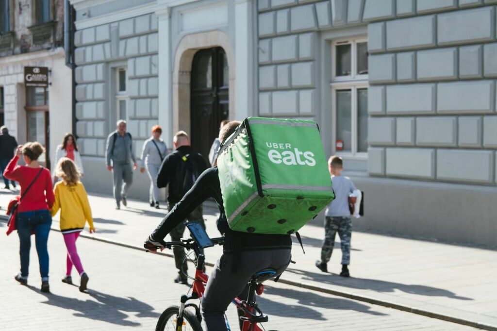 Uber Eats et Deliveroo imposent des pauses aux livreurs lors des fortes chaleurs livreurs sous canicule en France