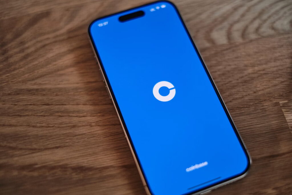 Coinbase relance le trading sur ses marchés de prédiction après une panne Logo de Coinbase et ses marchés de prédiction