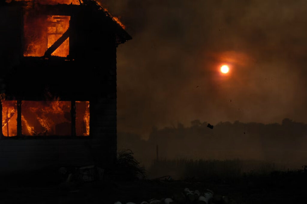 Incendie Drammen Norvège : fumée dense couvrant le quartier de Krokstadelva