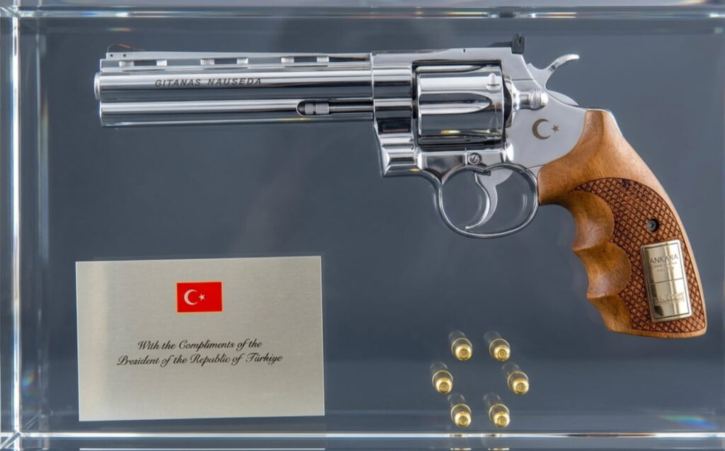 Les revolvers offerts par Erdogan compliquent le retour des chefs de l’OTAN Erdogan au sommet de l'OTAN