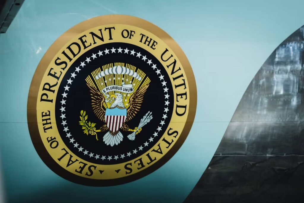 Après 13 nuits d’escalade, Trump interrompt les frappes sur l’Iran pour négocier Donald Trump avec dossier diplomatique à Washington