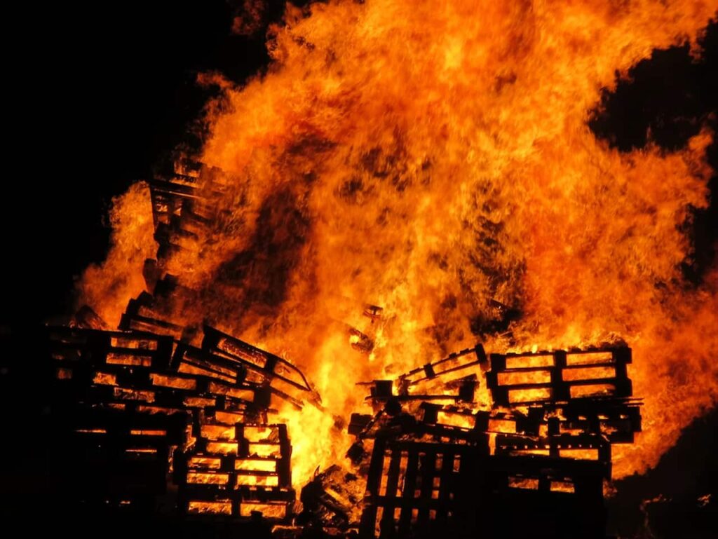 Les incendies de forêt se multiplient en Europe face à la hausse des températures pompiers luttant contre incendie de forêt
