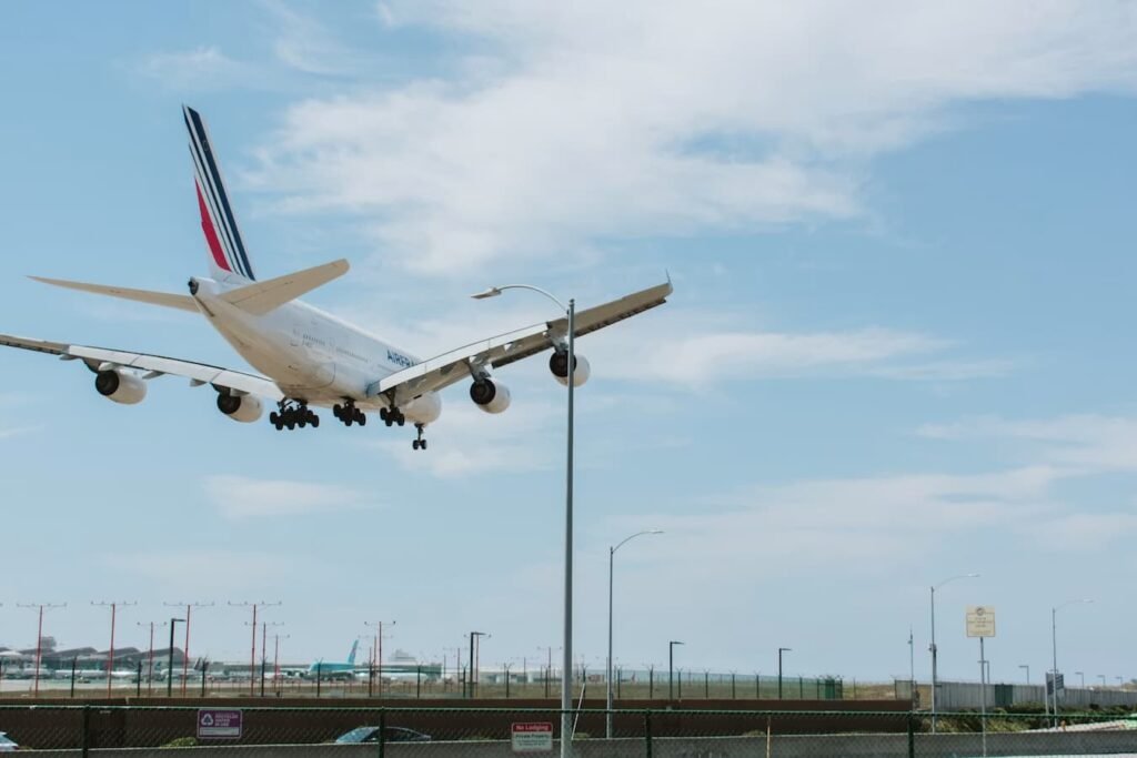 Paris s’apprête à métamorphoser Roissy CDG avec un chantier hors norme Vue aérienne de l'aéroport Roissy Charles de Gaulle montrant les pistes et les terminaux