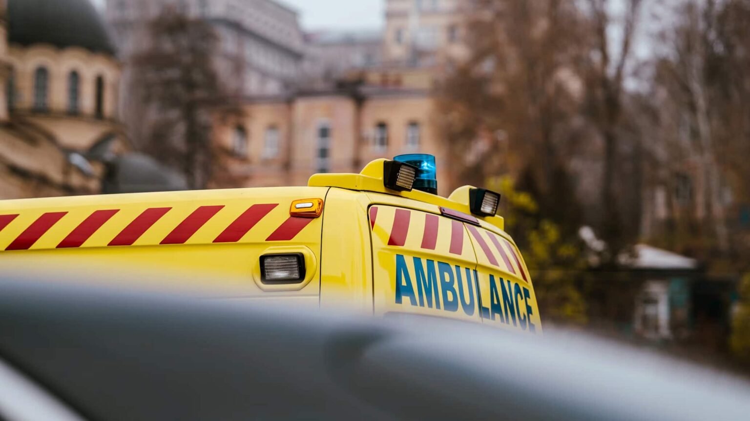 Drame sur l’A7 à Ternay : une jeune mère décède après un violent carambolage Vue aérienne de l'autoroute A7 à Ternay montrant cinq véhicules immobilisés après un carambolage