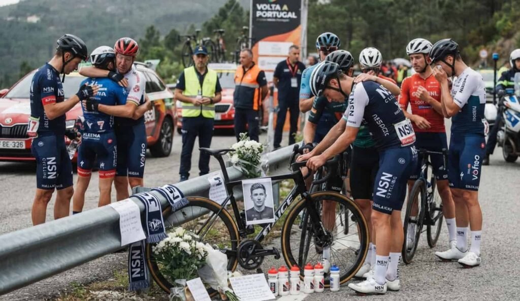 Finlay Tarling en action lors d'une course sur route avec son maillot d'équipe