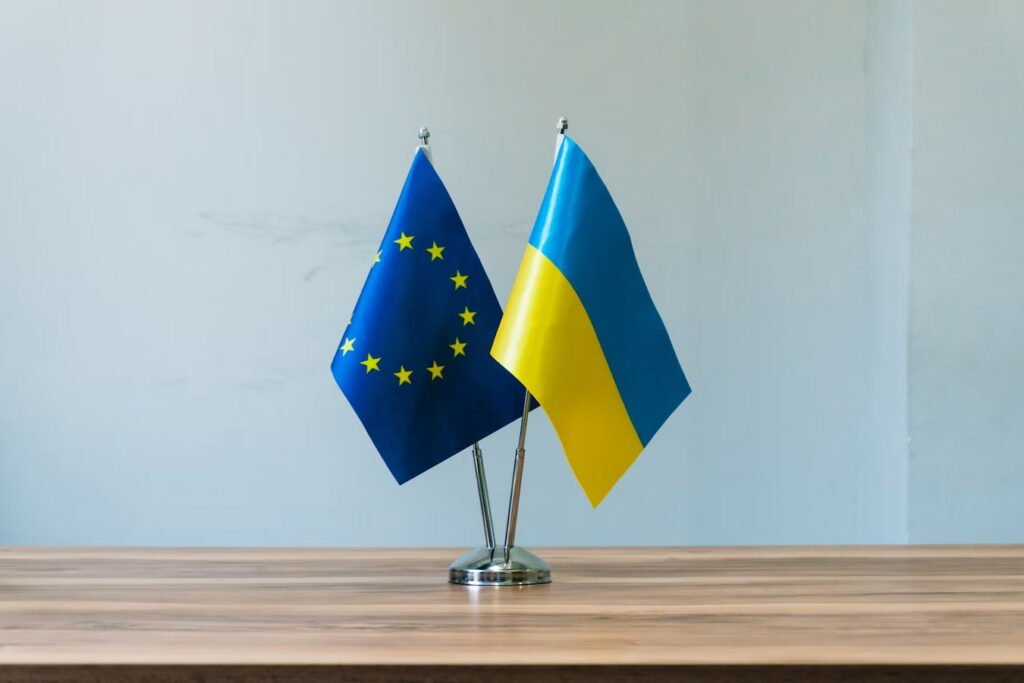 L’UE va financer l’Ukraine à hauteur de 1,4 milliard issu des avoirs russes gelés Ursula von der Leyen parle devant des drapeaux européens lors d'une conférence de presse à Bruxelles
