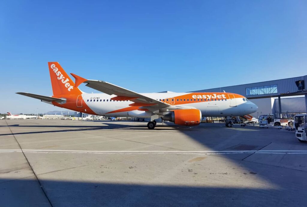 France : personnel navigant d’easyJet annonce un préavis de grève jusqu’en septembre Personnel navigant easyJet marchant dans un terminal d'aéroport en uniforme