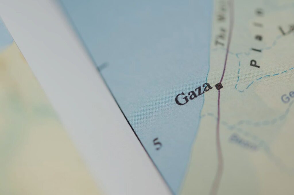 Israël et les États-Unis divisés sur le retrait de Gaza avant le désarmement du Hamas Benjamin Netanyahu parlant derrière un pupitre avec drapeaux israéliens en arrière-plan