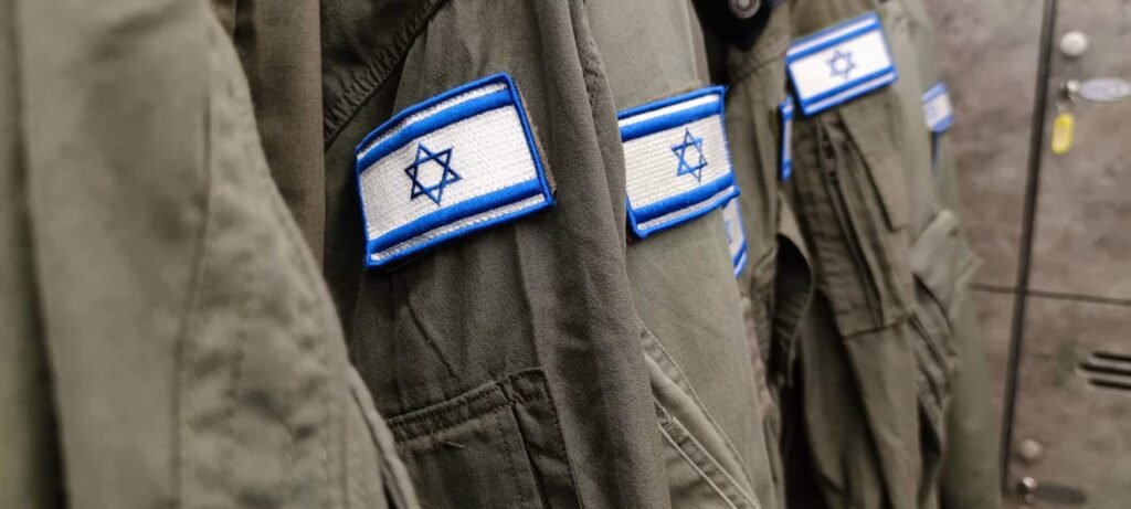Netanyahu rejette le plan en 15 points de Trump pour Gaza Benjamin Netanyahu assis à une table lors d'une réunion du cabinet israélien à Jérusalem