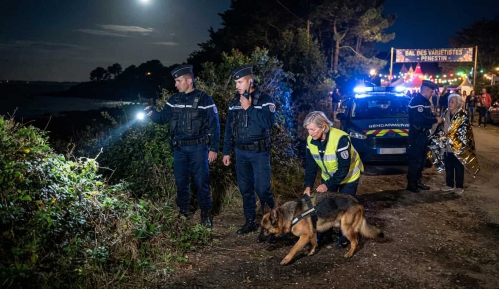 Foule dansant sous des guirlandes lumineuses lors du bal des Variétistes à Pénestin la nuit