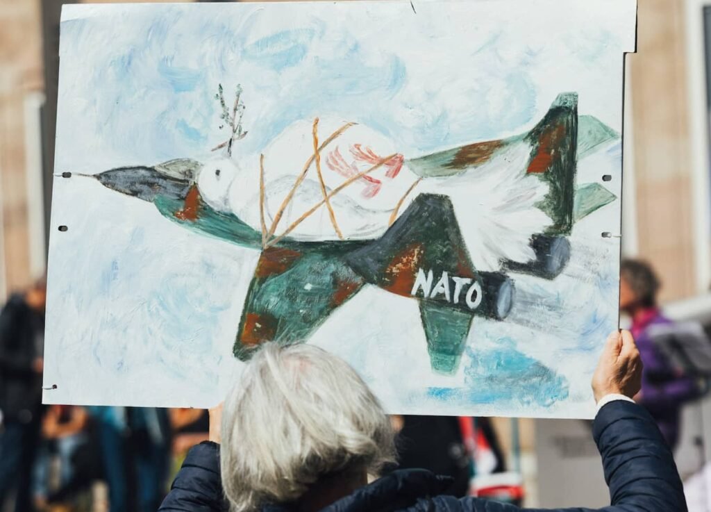 La Russie envisagerait une incursion à la frontière de l’OTAN pour tester l’Alliance Vladimir Poutine en costume sombre assis à un bureau en bois dans un bureau du Kremlin
