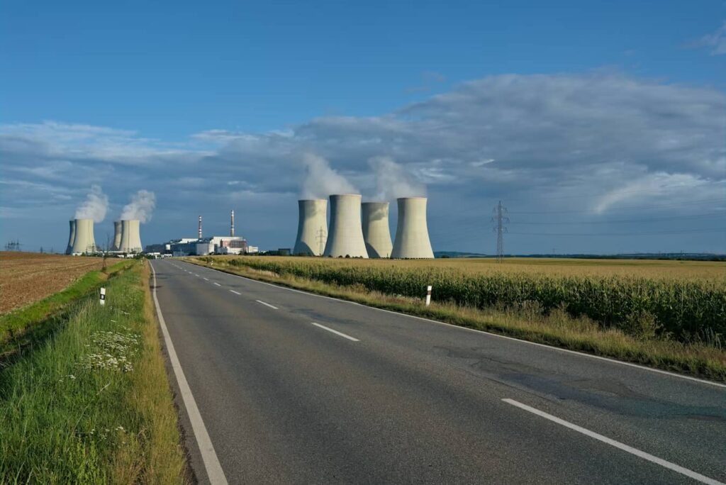 Trois réacteurs de la centrale nucléaire de Gravelines à l’arrêt à cause de méduses Amas de méduses obstruant les grilles métalliques des tambours de filtration
