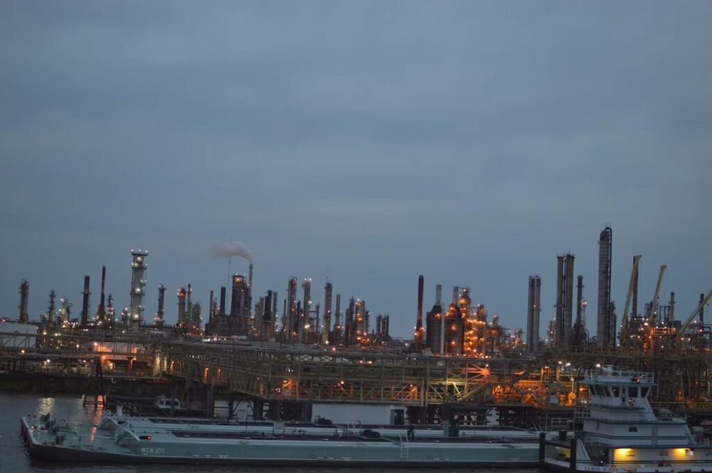 Le plus grand complexe de GPL russe à l’arrêt après une attaque de drones en Sibérie Vue aérienne du vaste complexe pétrochimique de Tobolsk avec ses tours, pipelines et réservoirs blancs