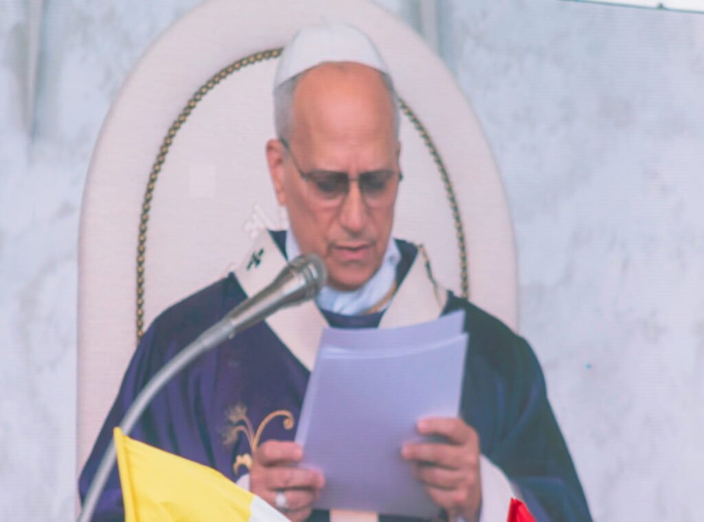 Le pape Léon XIV appelle à mettre fin aux frappes contre les civils en Ukraine Pape Léon XIV saluant la foule depuis la fenêtre du Palais apostolique lors de l'Angélus