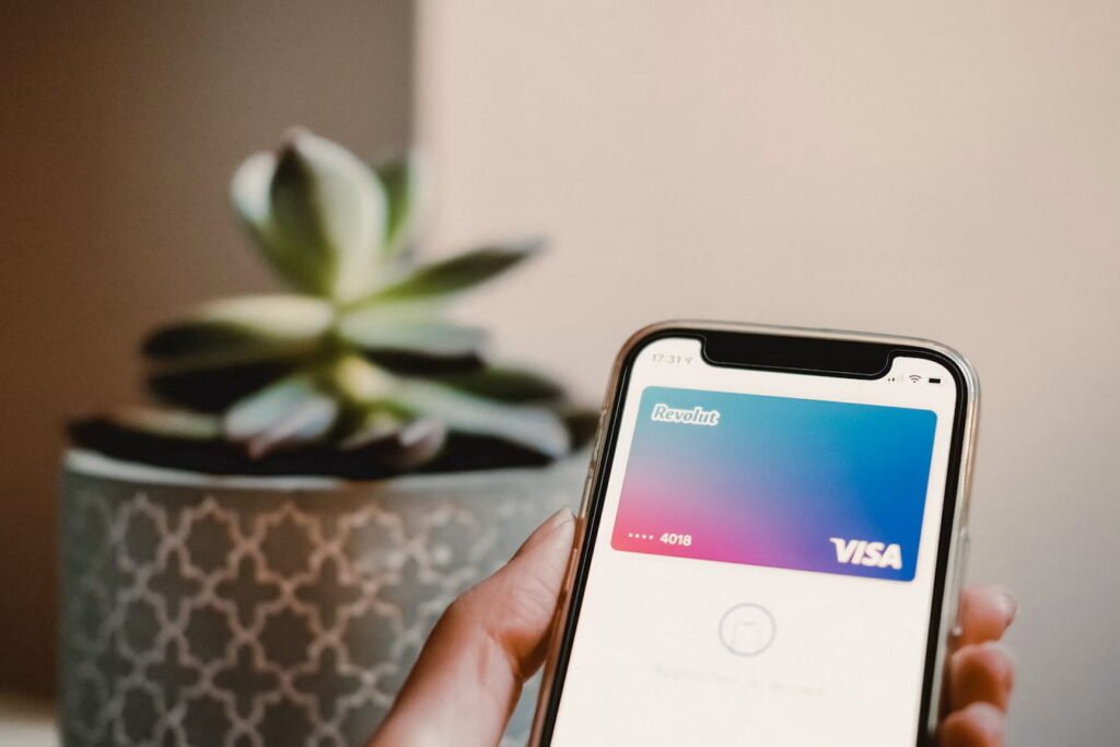Revolut devient une banque à part entière en France avec 400 emplois à Paris Logo Revolut illuminé sur la façade vitrée d'un immeuble de bureaux à Paris
