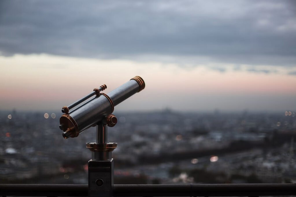 Près de 600 événements gratuits organisés en France pour les Nuits des Étoiles Foule rassemblée la nuit autour de télescopes pointés vers le ciel étoilé