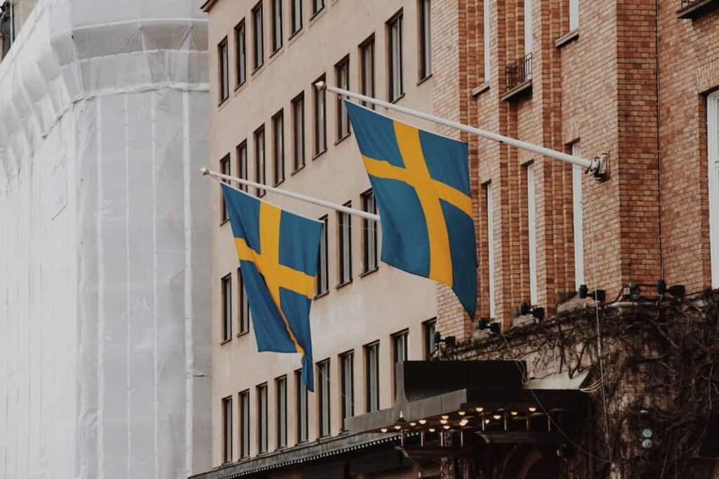 La Suède démantèle une opération d’espionnage russe visant ses alliés Bâtiment moderne du siège de la Säpo à Stockholm avec son logo visible à l'entrée