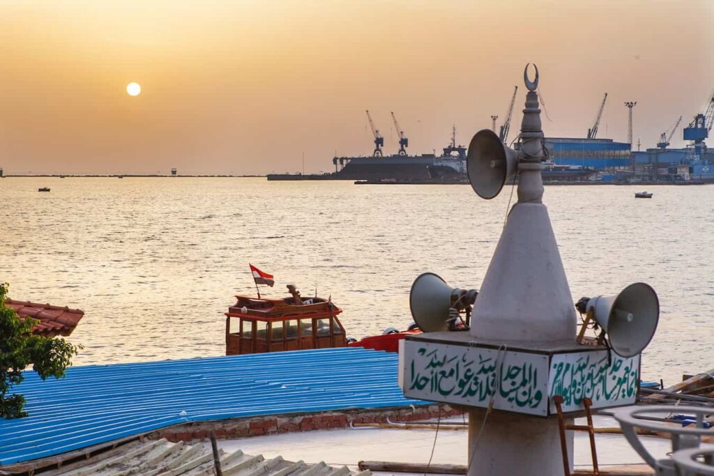 L’Iran et Oman finalisent les coordonnées d’une route dans le détroit d’Ormuz Image satellite montrant le détroit d'Ormuz avec des dizaines de navires en transit