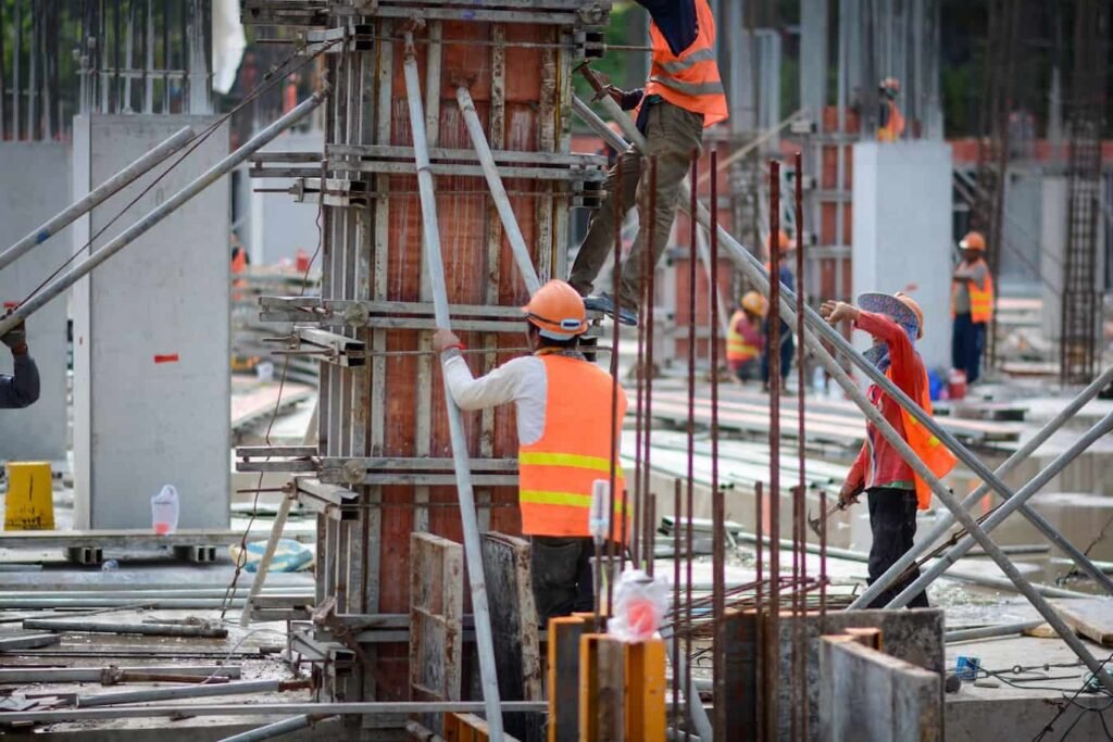 Rue résidentielle à Valentigney avec ruban de sécurité devant un chantier