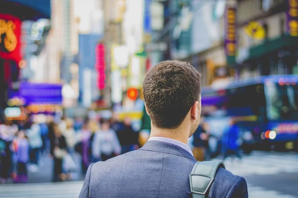 Le taux de chômage grimpe à 8,3% en France avec 2,7 millions de sans-emploi Personnes faisant la queue devant l'entrée d'une agence France Travail