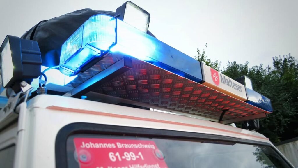Cassaigne : un jeune de 17 ans brûlé à 80% après s’être aspergé d’alcool à brûler Panneau d'entrée de Cassaigne avec champs et maisons en arrière-plan