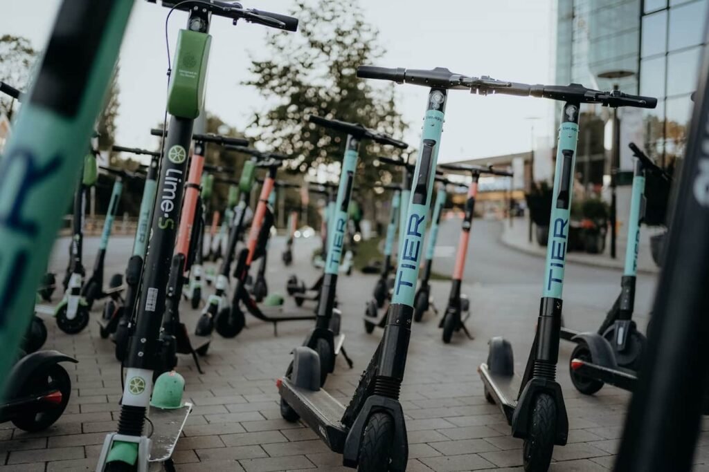 Paris impose le casque à 135 euros pour les trottinettes électriques privées Un homme portant un casque noir circule en trottinette électrique sur une piste cyclable parisienne