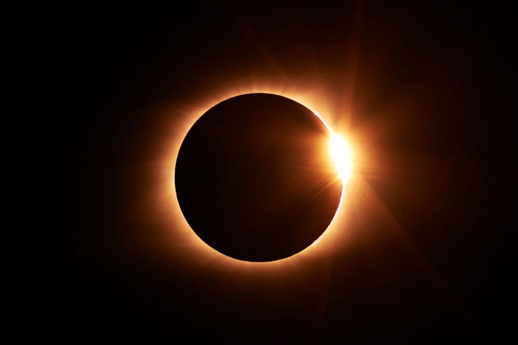 Le soleil disparait en Islande et en Espagne lors d’une éclipse totale très attendue Carte de la péninsule ibérique montrant la durée et le pourcentage d'obscurité de l'éclipse solaire totale, avec cinq encarts du globe