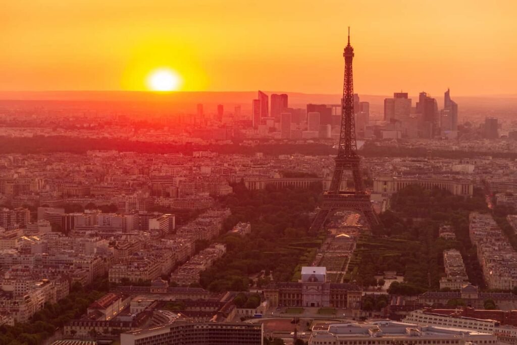 La France affronte sa cinquième canicule avec 22 départements en vigilance orange Carte de la France métropolitaine montrant 22 départements en vigilance orange canicule