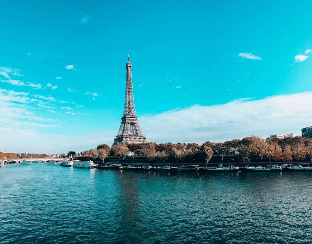 La Seine devient le théâtre inédit du plongeon de haut vol à 20 mètres à Paris Un athlète en plein saut depuis une plateforme de 20 mètres au-dessus de la Seine