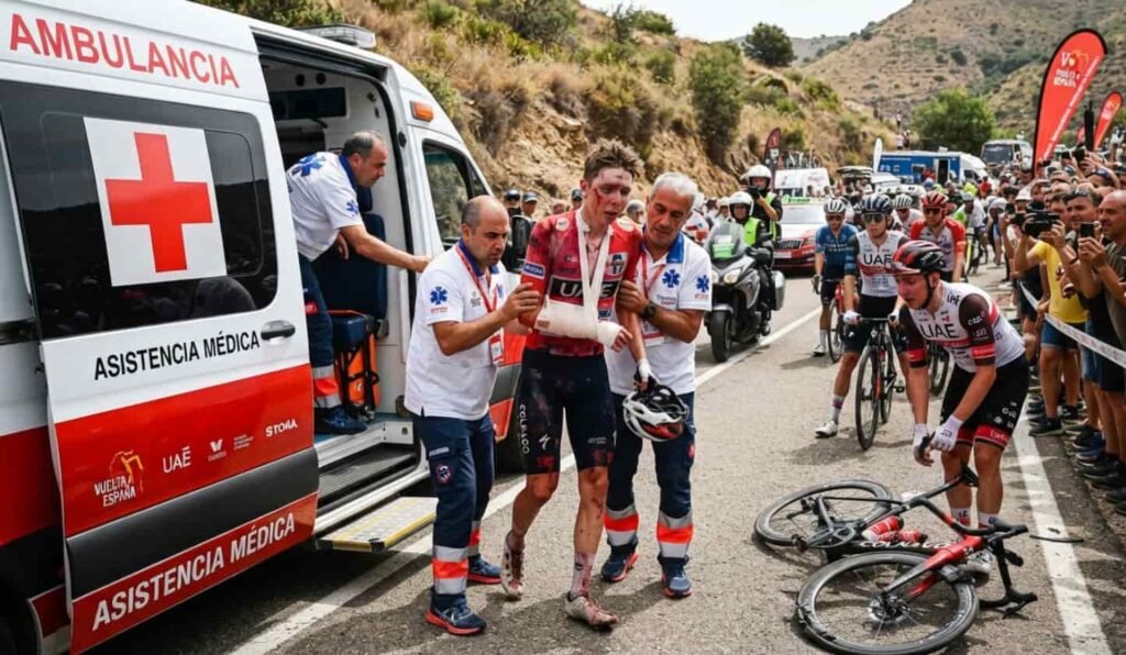 Vuelta : Tadej Pogacar abandonne après une violente chute à 32 km de l’arrivée Cycliste slovène en maillot rouge de leader pédalant sur une route ensoleillée